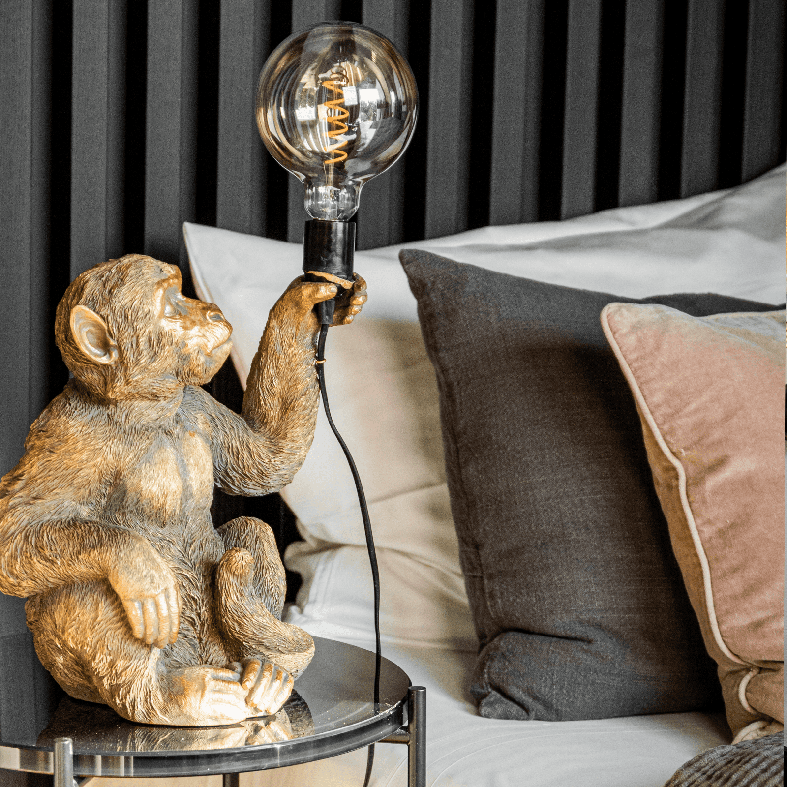 Lampada da tavolo scimmia Abu, oro, poliresina 25,5x23,5x39,5 cm, E27
